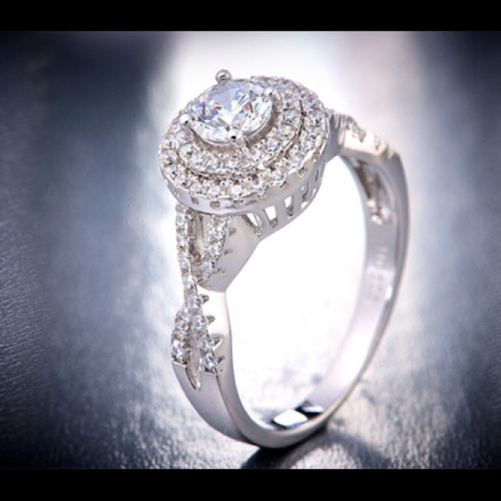 STUNNING Swarovski crystal silver ring 💍